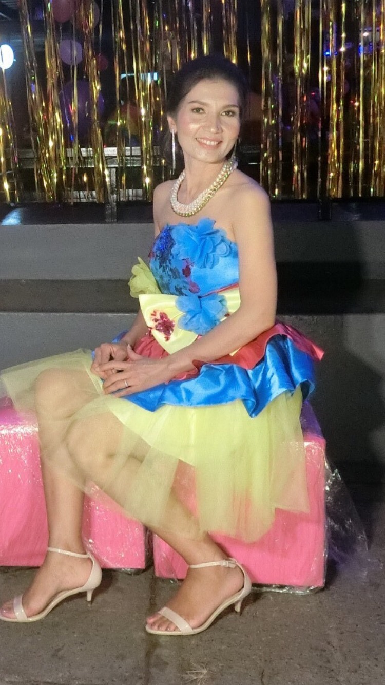 พร้อมเช่า ชุดแฟนซี ชุดราตรีสั้น เกาะอกกระโปรงระบาย สีหวาน แต่งดอกไม้และโบว์ที่เอว