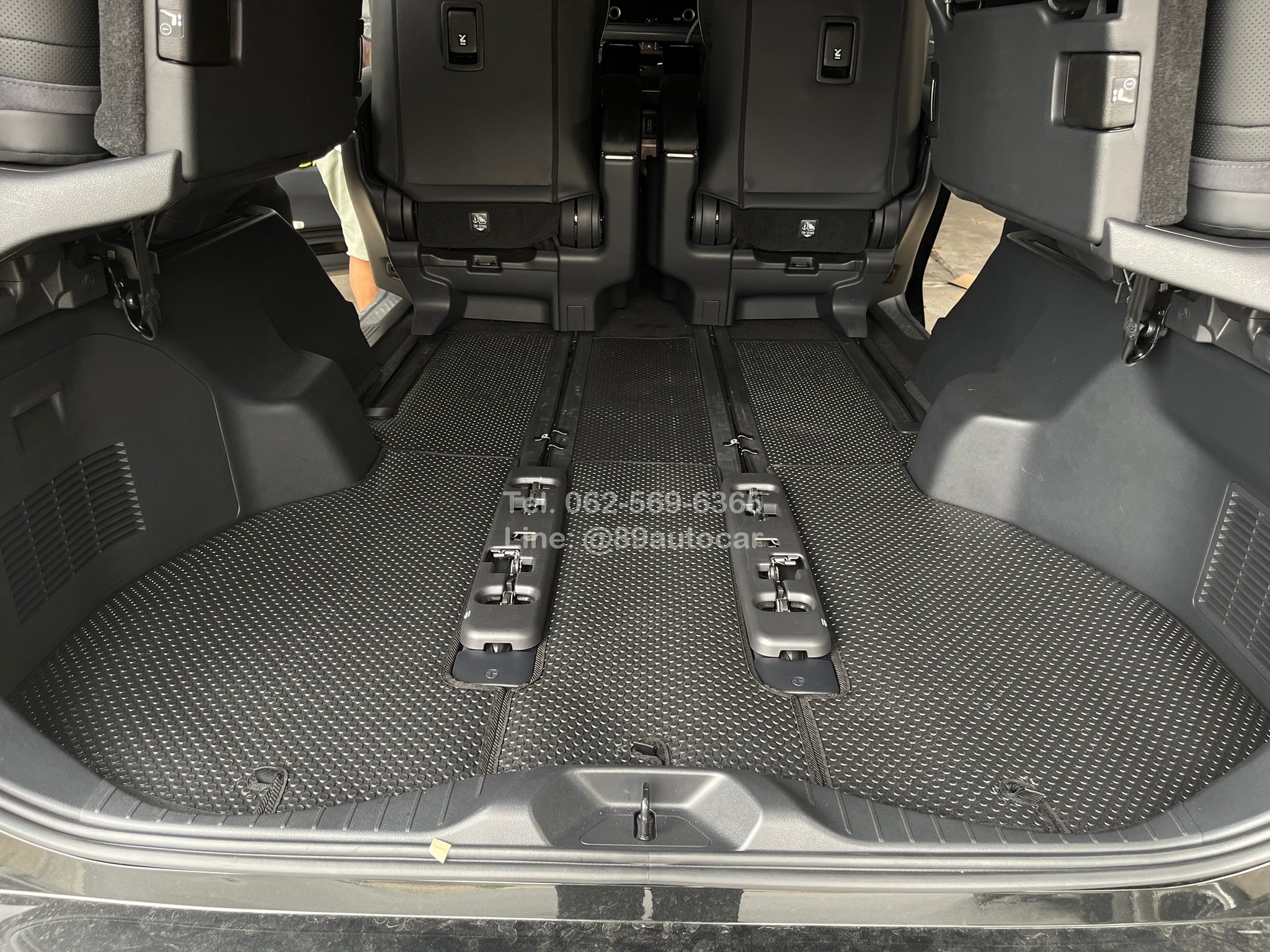 ผ้ายางปูพื้นรถตู้ Lexus LM350h 2024 7 ที่นั่ง กระดุมเล็ก PVC สีดำขอบดำ
