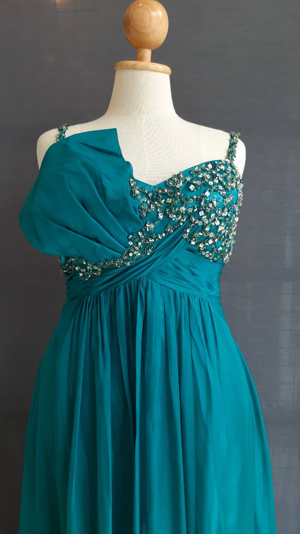 พร้อมเช่า ชุดราตรียาว สำหรับสาวอวบ สายเดี่ยว ผ้าชีฟอง ดีเทลเก๋ ปักเลื่อมอกกระโปรงพริ้วสวย สีเขียวน้ำทะเล