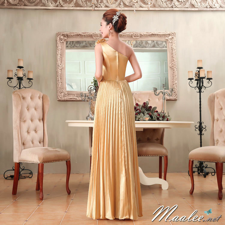 พร้อมเช่า ชุดราตรียาว ไหล่เฉียง สีทอง กระโปรงอัดพลีทพลิ้วสวย แต่งแถบคริสตัลช่วงเอว