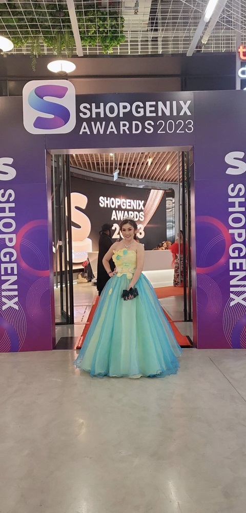 พร้อมเช่า ชุดแฟนซี ชุดราตรียาว เกาะอก แต่งดอกไม้ช่วงบน กระโปรงพองสวย