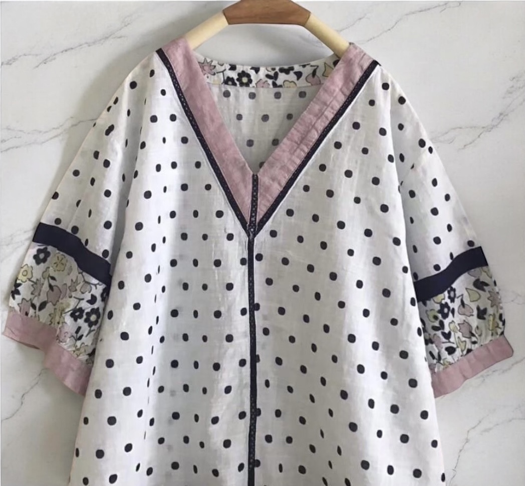 เสื้อคอวีผ้าฝ้ายลายจุดแต่งลูกไม้