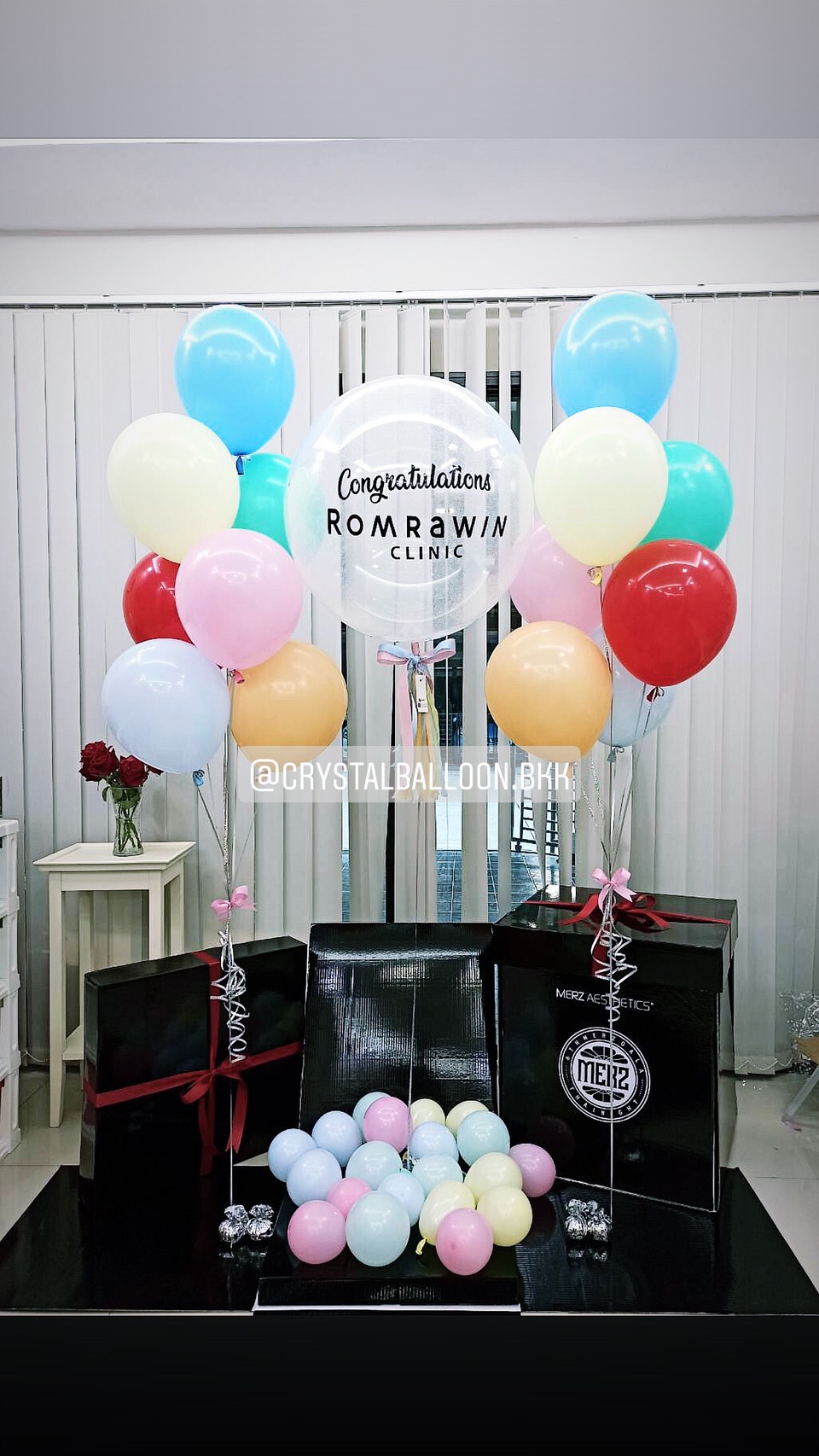 Surprise Box กล่องเซอร์ไพรส์แสดงความยินดี Bubble ขนาด 24" โทนสี ขาว พร้อมตกแต่ง ช่อลูกโป่ง 2 ช่อ (ไม่รวมค่าทำกล่องดำ) สามารถเปลี่ยนสีลูกโป่ง/ข้อความได้