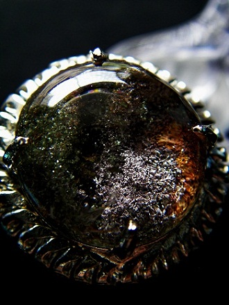 QU0036 แก้วปลวกวรรณสาม ประกอบพร้อมสามวรรณะ คือปวกเขียว ปวกทองและปวกแดง(ปวกครั่ง) เนื้อแก้วใสสวย ขนาด17.30x17.96x10.48 มม. น้ำหนัก 20.89 ct. ขนาดแหวน53