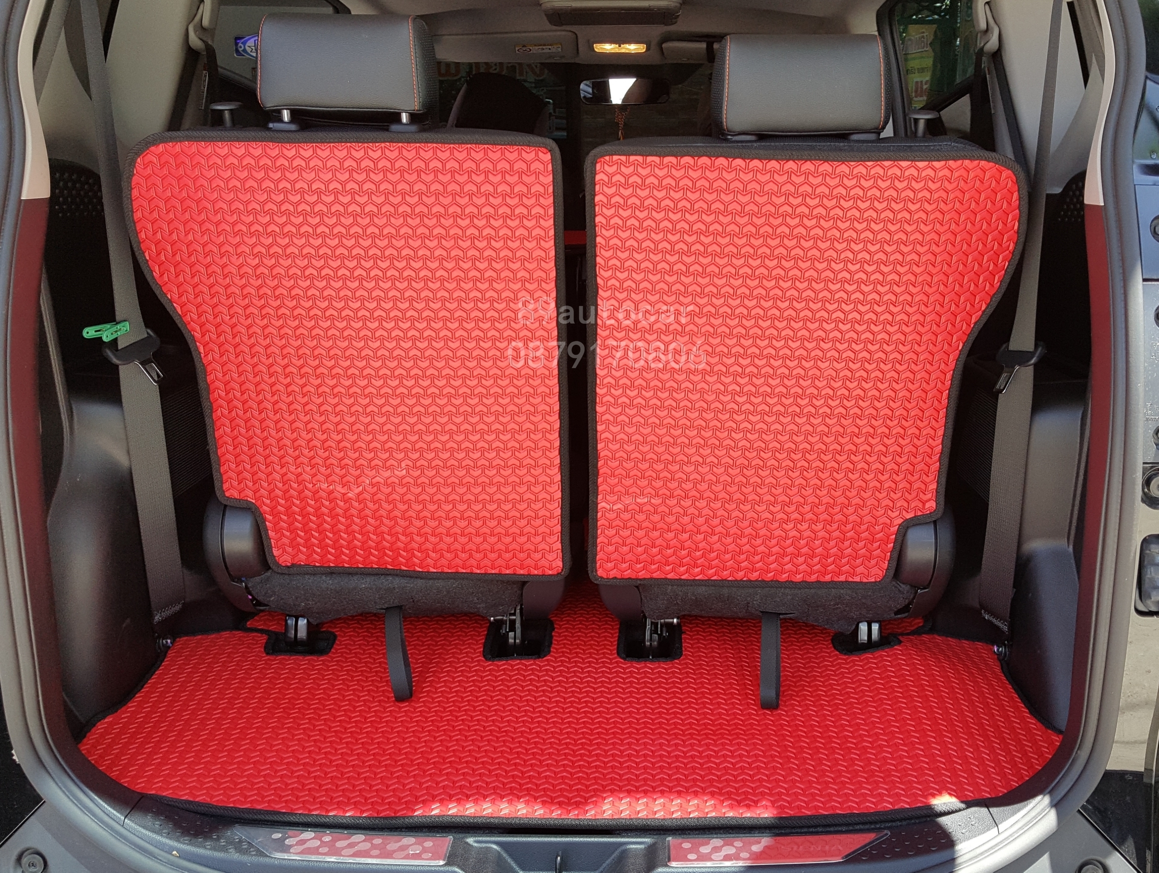 ผ้ายางปูพื้นรถยนต์ Toyota Sienta ธนูสีแดงขอบดำ