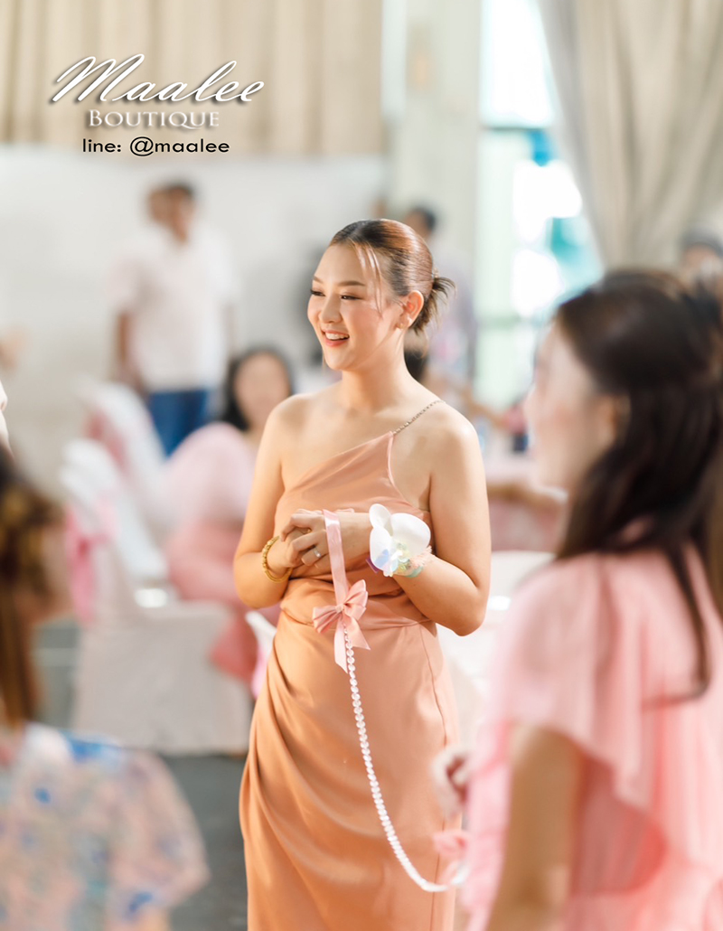 พร้อมเช่า ชุดเดรส ชุดออกงาน ราตรียาว ไหล่เดี่ยว ผ้าซาร่าเงาใส่แล้วผอม สีโรสโกล์ด