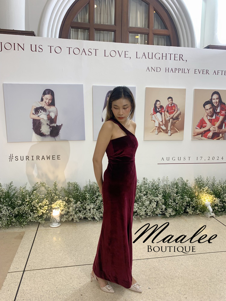 พร้อมเช่า ชุดเดรส เดรสเกาะอก ไหล่เดียว สีไวน์แดง เนื้อกำมะหยี่