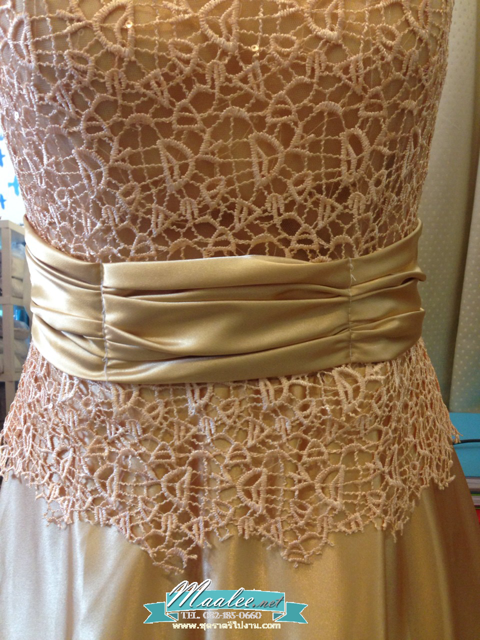 พร้อมเช่า ชุดราตรียาว แขนยาว แต่งลูกไม้ฉลุ ผาคาดเอวซาติน สีทอง สวยเรียบหรู