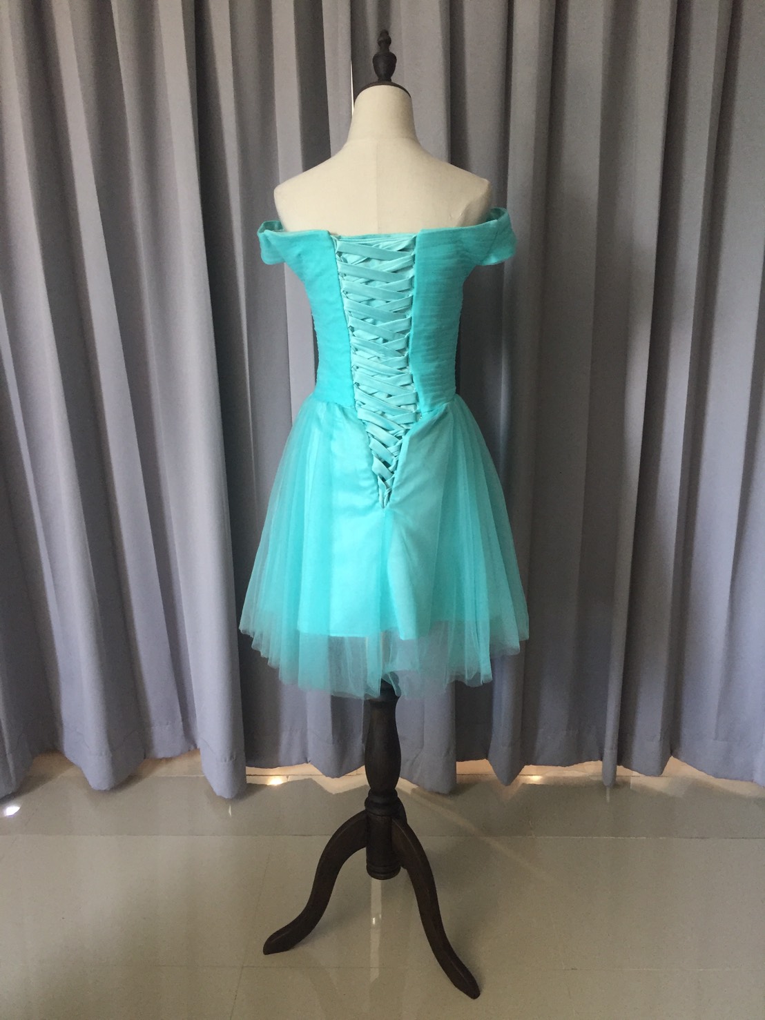 พร้อมเช่า ชุดราตรีสั้น แบบปาดไหล่ สีเขียวมิ้นต์ ผ้าโปร่งตาข่าย อกจับจีบตีเกล็ด แบบเรียบหรู (เชือกผูกหลัง)