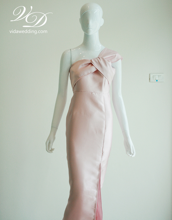 พร้อมเช่า ชุดเดรส เดรสไหล่เดียว เนื้อไหม ไหล่จับเดรป ผ่าหน้าขา สีชมพู