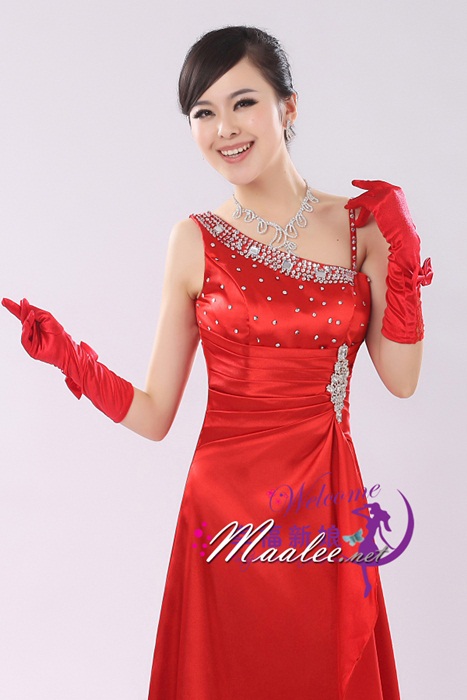 พร้อมส่ง ชุดราตรียาว ไหล่เฉียง สีครีม Champagne จับจีบที่เอว คอประดับลูกปัดคริสตัลสวยหรู