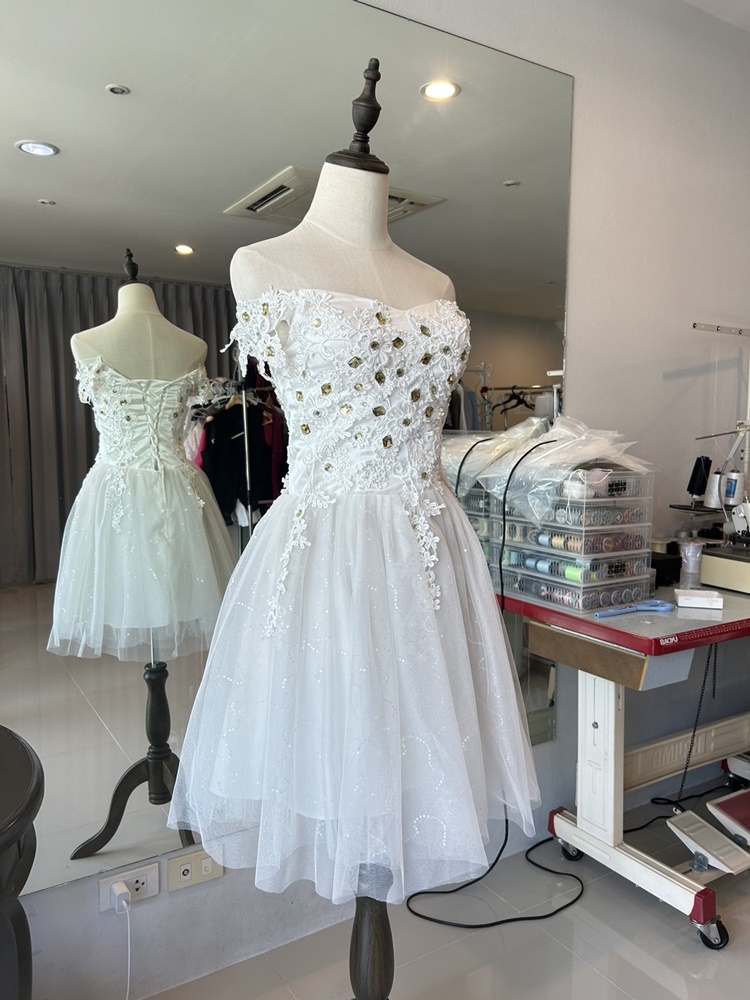 พร้อมเช่า ชุดราตรีสั้น แบบปาดไหล่ แต่งผ้าโปร่งปักดิ้นเงิน อกแต่งลายลูกไม้พร้อมปักเลื่อมหรู สีขาว (เชือกผูกหลัง)