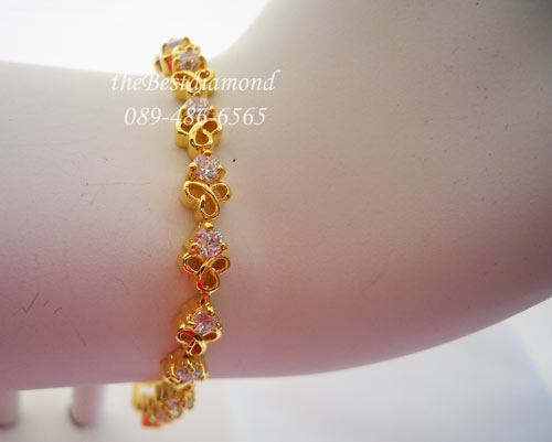 BC005===สร้อยข้อมือเพชรรูปดอกจิกแบบโปร่งรอบวง=== ดีไซน์น่ารักๆ เป็นรูปดอกจิกแบบโปร่งๆ วางติดๆกัน ดูน่ารัก งานเหมือนจริงสุดๆ หรูหราพอสมควร