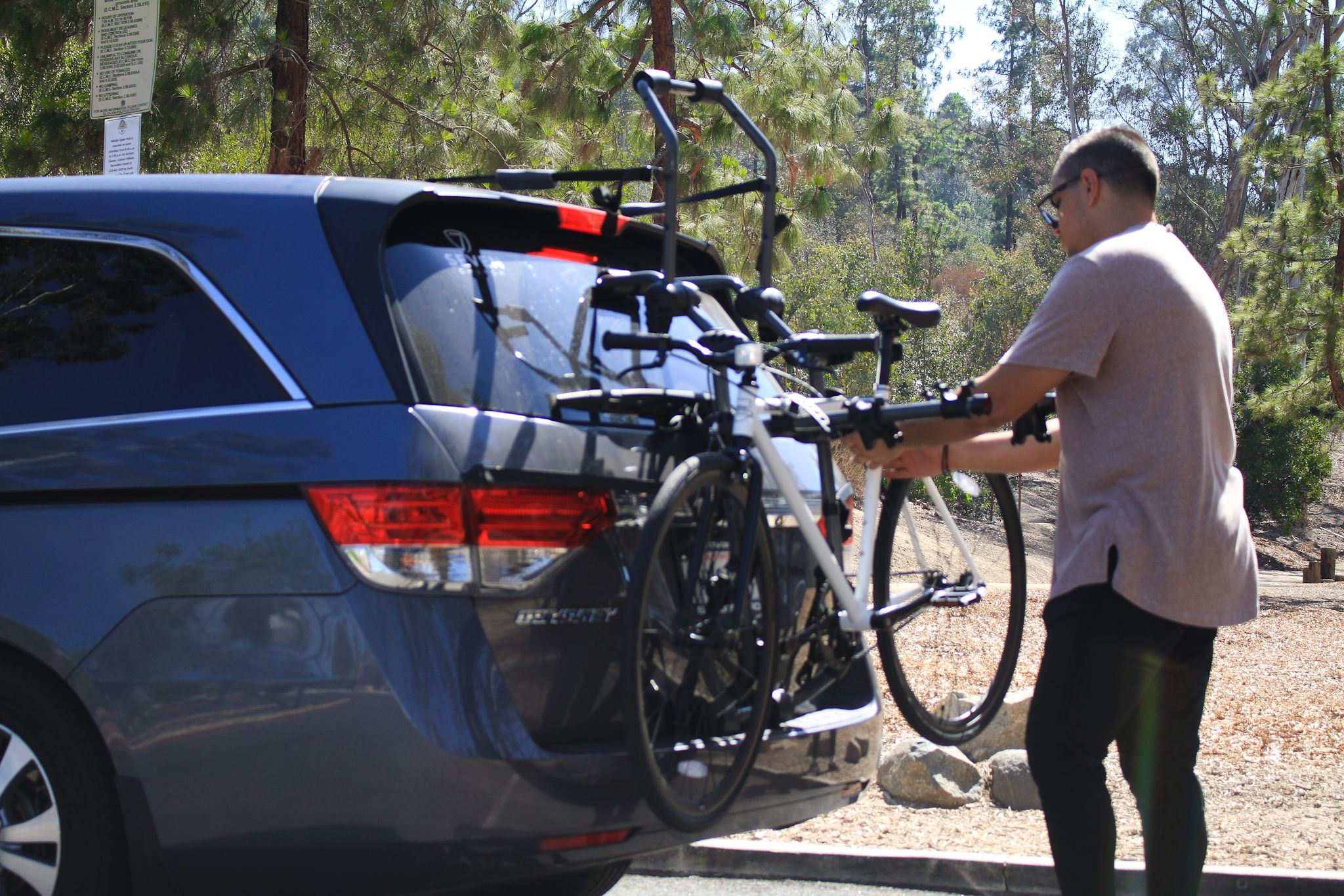 แร็คบรรทุกจักรยาน HOLLYWOOD F2 Over-the-Top Trunk Bike Car Bike Rack 3 คัน