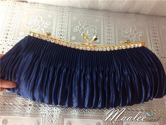 พร้อมส่ง Evening Clutch กระเป๋าออกงาน ผ้าซาตินอัดพลีท แต่งคริสตัลหรู พร้อมสายโซ่สะพาย สั้น/ยาว (เลือกแบบด้านล่าง)