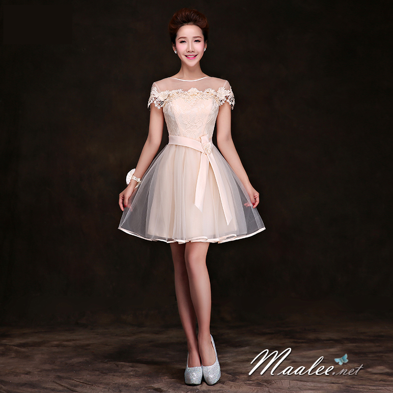 พร้อมเช่า ชุดราตรีสั้น แขนสั้น สีครีม ช่วงบนแต่งผ้าตาข่ายแซมดอกสวย กระโปรงตาข่าย แถมโบว์คาดเอว&โบว์ผูกข้อมือ (เชือกผูกหลัง)