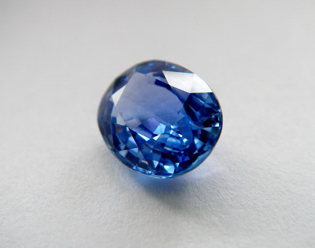 Blue Sapphire พลอยดิบ Unheated ธรรมชาติ100% ความสะอาด VVS-IF ขนาดพลอย 6.88x8.81x4.03 mm. น้ำหนักพลอย 2.36 ct. พร้อมใบเซอร์ GIT