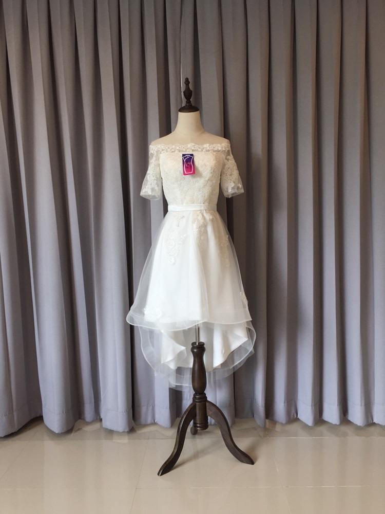 พร้อมเช่า ชุดแต่งงาน มินิมอล ชุดหมั้น ลูกไม้ ทรงปาดไหล่ หน้าสั้น หลังยาว ชุดพรีเวดดิ้ง