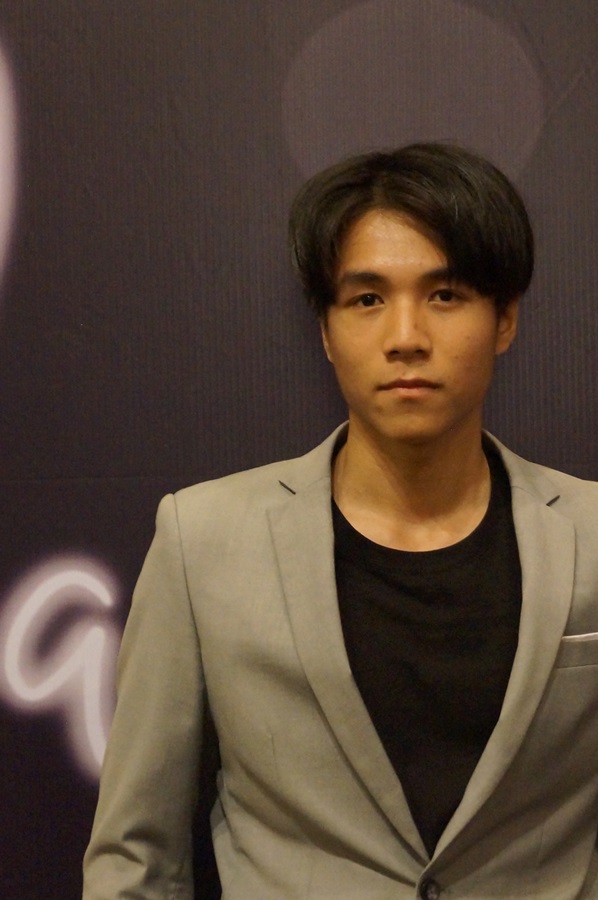 พร้อมเช่า ชุดสูทชาย สีเทาอ่อน เข้ารูป พร้อมเสื้อกั๊ก