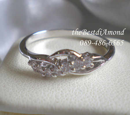 BR970RD+++แหวนเพชร CZ แบบไขว้ (2)+++ แบบแหวนไขว้ น่ารักๆอีกวงค่ะ ดีไซน์น่ารัก สวย เก๋ ใส่ติดนิ้วได้เลย แถมเพชรไม่ใหญ่ แต่ก็เล่นไฟสุดๆ ใส่สวยทุกนิ้วเลย