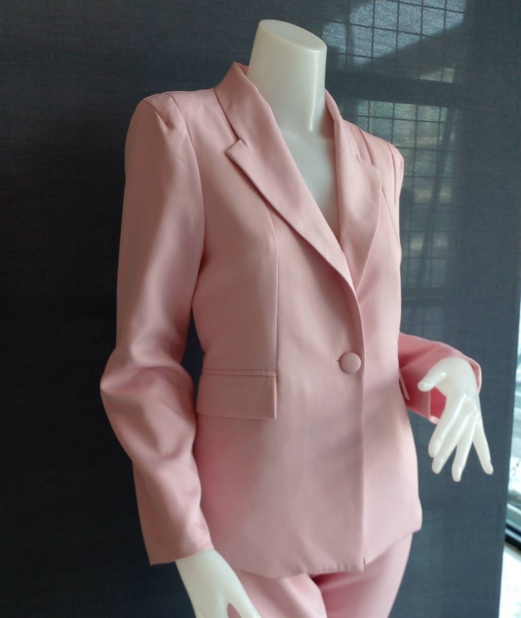 พร้อมเช่า สูทหญิง สูทสีชมพู