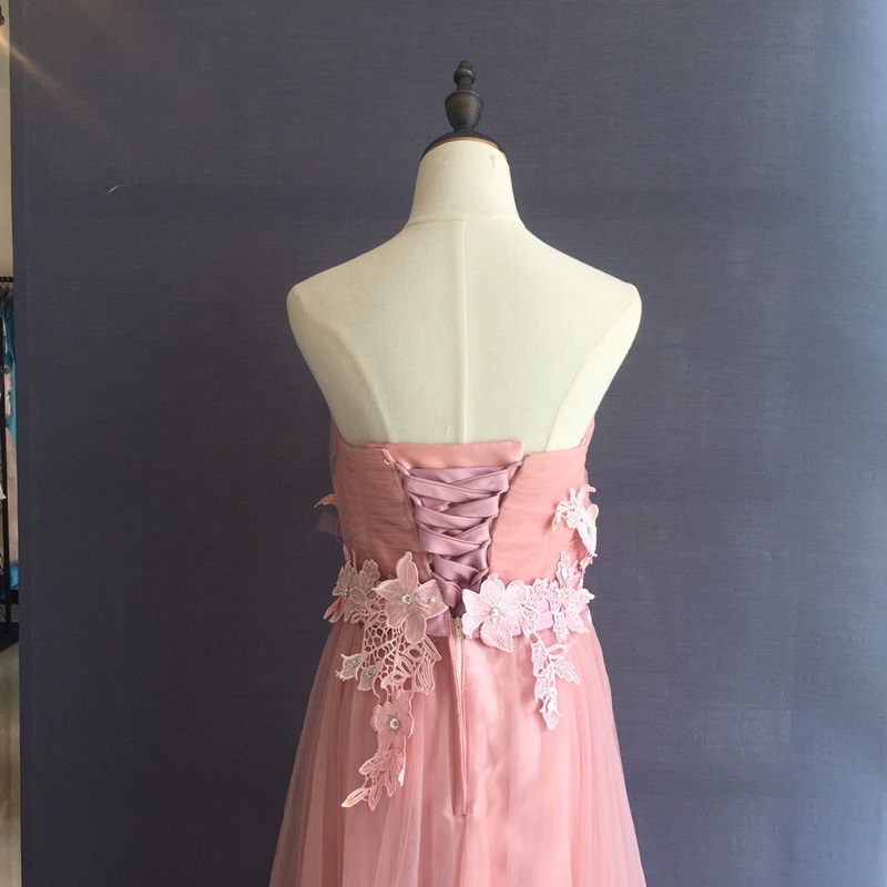 พร้อมส่ง ชุดราตรียาว เกาะอก สีชมพูหวาน ผ้าตาข่ายทั้งชุด อกจับจีบ แต่งดอกคาดเอว & พร้อมเม็ดคริสตัลหรู (เหลือสีชมพูอ่อน)