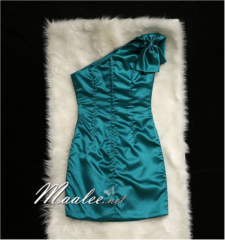 พร้อมเช่า ชุดราตรี สีเขียว น้ำทะเล บ่าเฉียง ทรงเข้ารูป ผ้าซาติน แต่งโบว์ที่ไหล่ (ซิปหลัง)