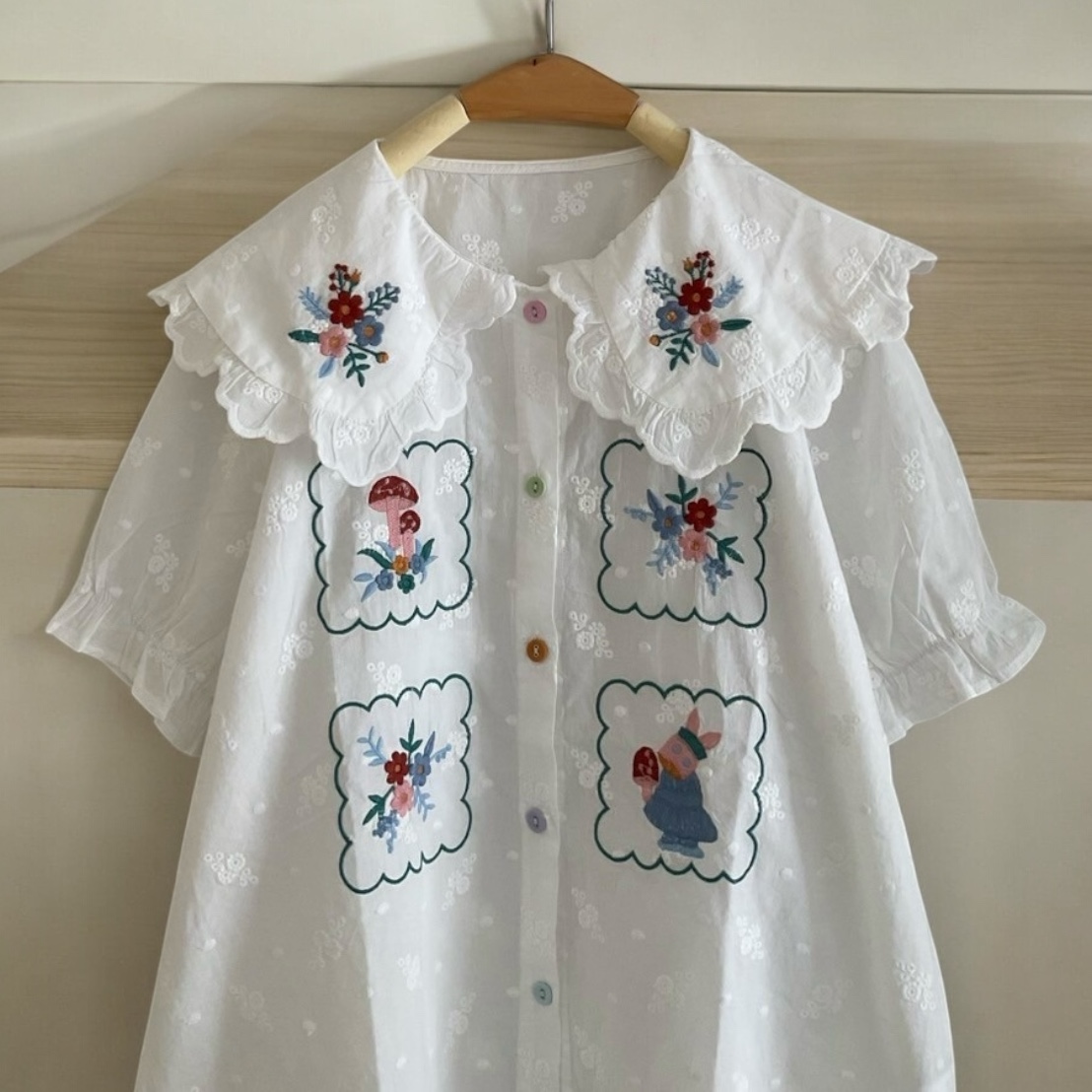 เสื้อคอบัวผ้าลูกไม้ลายปัก