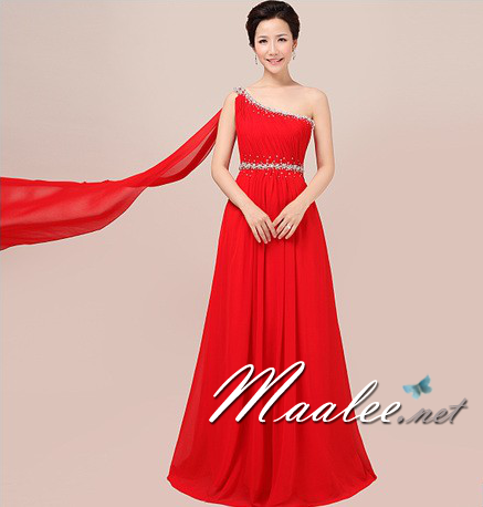 พร้อมเช่า ชุดราตรียาว ไหล่เฉียง สีแดง ปักเลื่อมหน้าอก ทิ้งระบายด้านหลัง