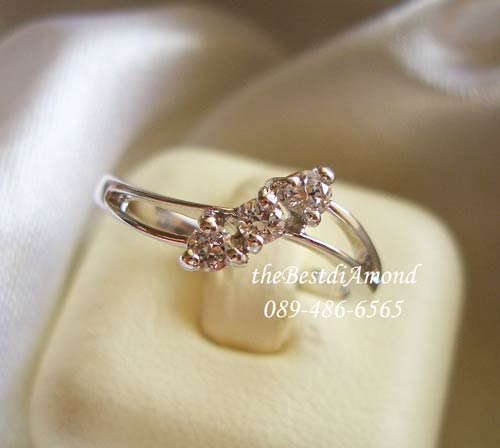 BR967RD+++แหวนแถวแบบตั้ง+++ แหวนน่ารักๆ เรียบๆ ไม่หรูหรามาก ใส่ติดนิ้วได้เลย เพชรสวยวิ๊งๆค่ะ ตัวเรือนบางนิดๆ ใส่แล้วนิ้วเรียวสวย