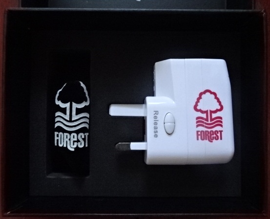 ปลั๊กต่อพ่วงเต้ารับนานาชาติ ฟุตบอล สโมสรน็อตติ้งแฮม ฟอเรสต์ - WORLD TRAVEL ADAPTER พร้อมช่องชาร์จ USB ตราสโมสร NFFC ใหม่ / NOTTINGHAM FOREST Football Club Universal Adapter - NFFC Logo WORLD TRAVEL ADAPTER with USB CHARGER NEW