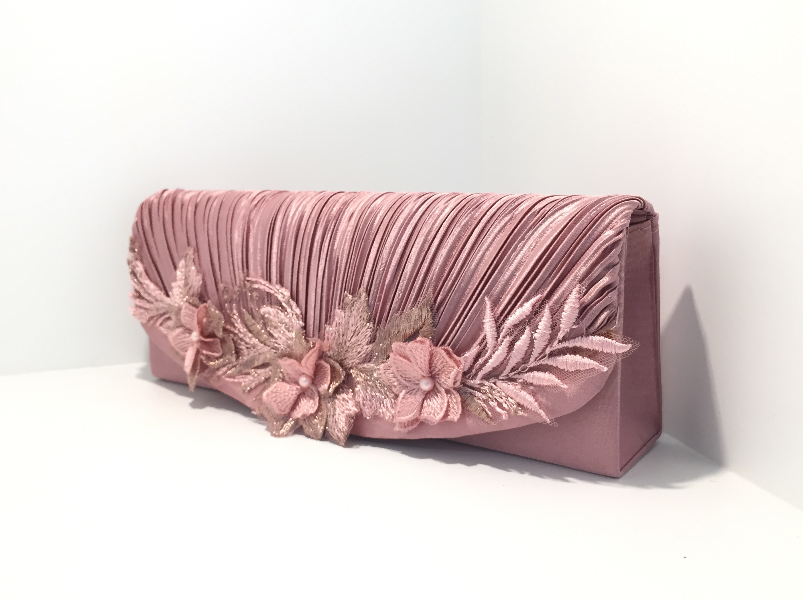 พร้อมส่ง Evening Clutch กระเป๋าออกงาน สีชมพู แต่งดอกไม้