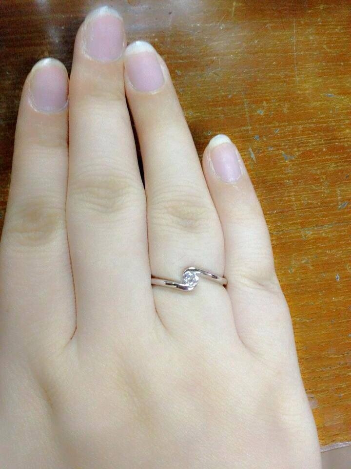 BR031RD แหวนหนีบ เพชร 1 เม็ด แบบน่ารัก เอี้ยวๆนิดๆ ฝังแบบหนีบ เป็นแบบยอดนิยมไม่ล้าสมัย ใส่ติดนิ้วดูดี แต่ไม่เวอร์