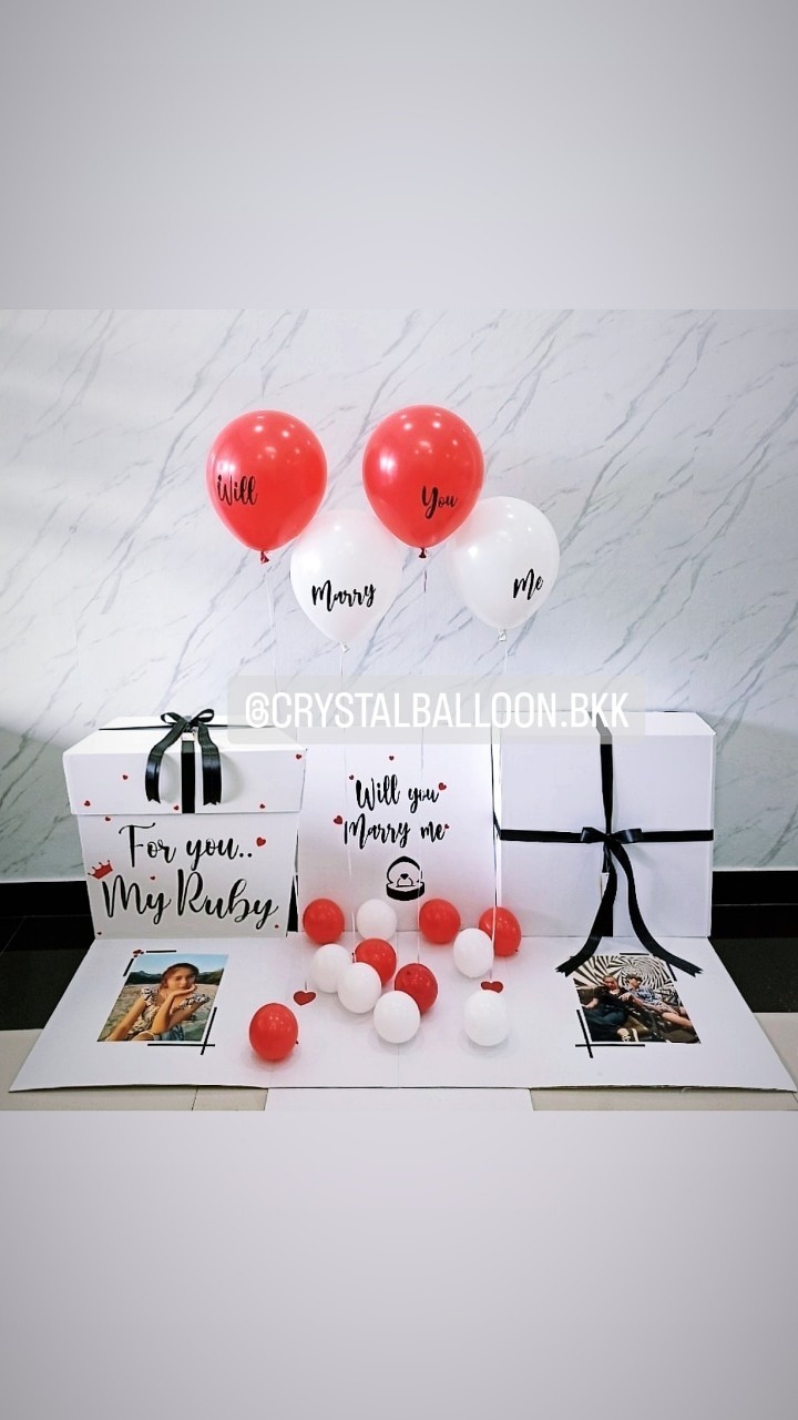 Surprise Box Will You Marry Me? กล่องเซอร์ไพรส์ขอแต่งงาน Theme สีแดง พร้อมตกแต่ง ลูกโป่ง 4 ลูก สามารถใส่รูปได้ 2 รูป สามารถเปลี่ยนสีลูกโป่ง/เปลี่ยนข้อความได้