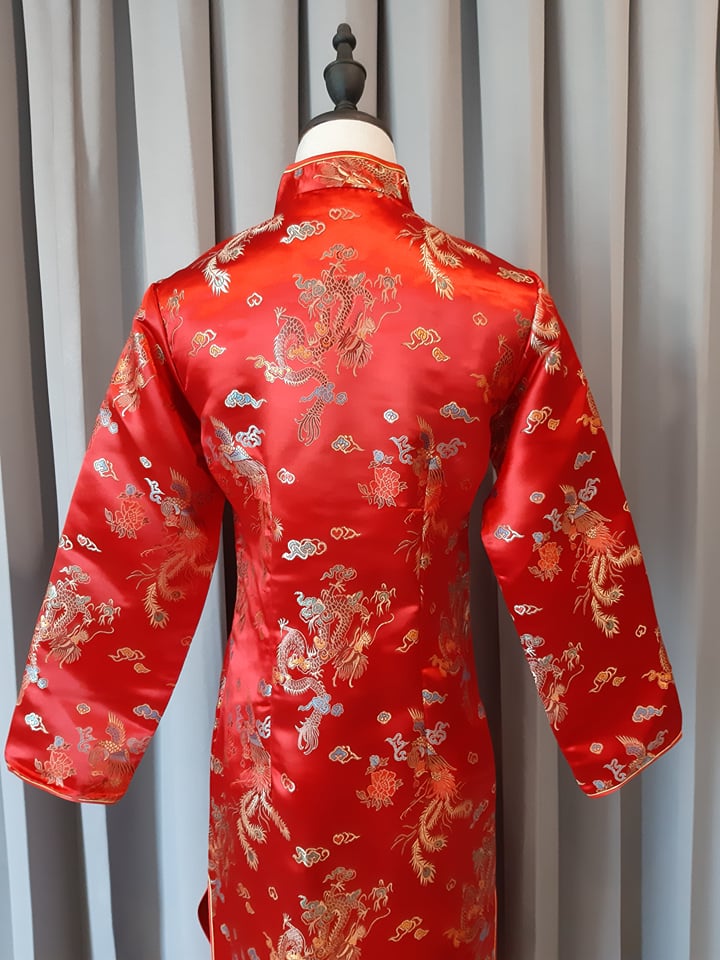 Preorder กี่เพ้า ผ้าไหมจีน สีแดง แขนยาว ลายมังกร ตัดเย็บอย่างดี