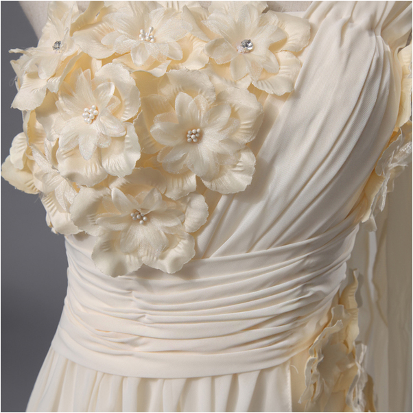 พร้อมเช่า ชุดราตรียาว แบบไหล่เดียวทิ้งชายด้านหลัง ผ้าชีฟอง สไตล์กรีก แต่งเกสรดอกไม้ สีครีม Champagne สีครีม Champagne