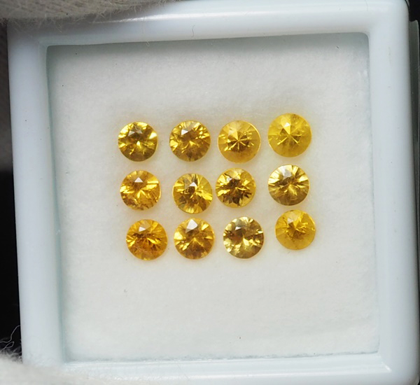 บุษราคัม( Yellow Sapphire) 1.60 กะรัต 12 ชิ้น 2.8 มิล