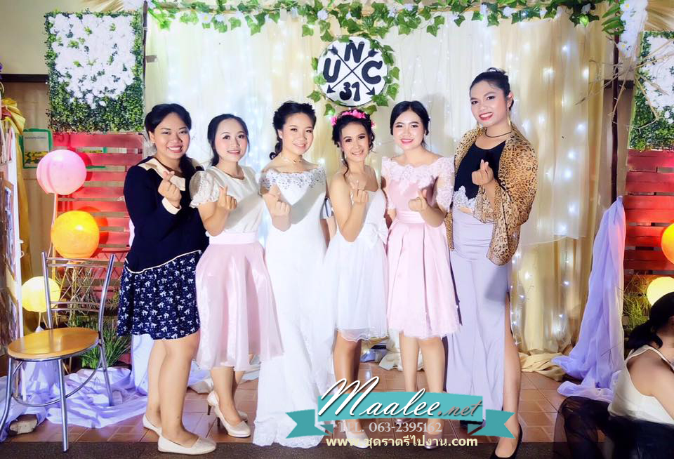 พร้อมส่ง ชุดราตรียาว แบบปาดไหล่เซ็กซี่ เข้ารูป ทรงหางปลา สีขาว ผ้าลูกไม้ แต่งเลื่อมสุดหรู (เชือกผูกหลัง)