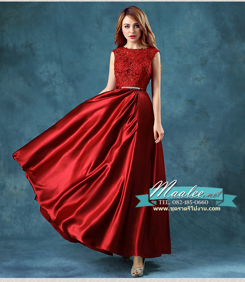 พร้อมเช่า ชุดราตรียาว แขนกุด สีแดง อกแต่งลูกไม้ กรโปรงเนื้อผ้ามัน คาดเอวคริสตัล เซ็กซี่ผ้าหลัง เพิ่มเข็มกลัดโบว์ช่วงหลัง