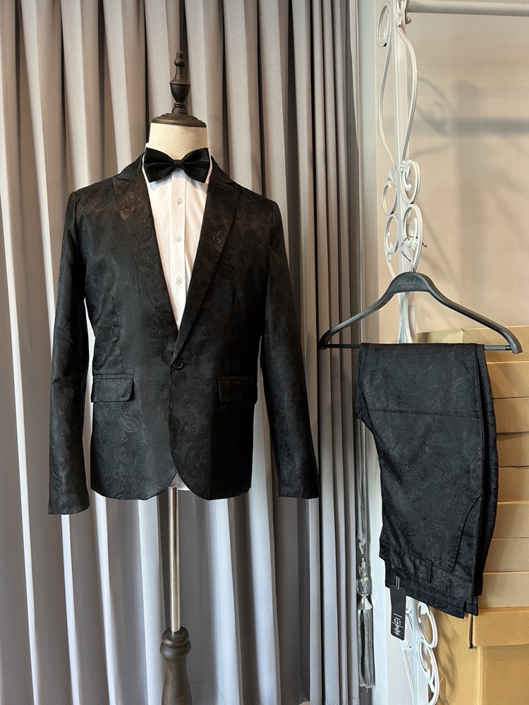 พร้อมเช่า ชุดสูทชาย สีดำ พิมพ์ลาย เนื้อผ้าแพรแบบหรูมาก