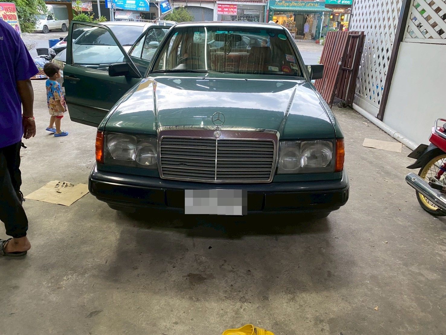พรมรถยนต์ Benz 300e W124 ปูพรม6D สีกาแฟด้ายทอง เต็มคัน