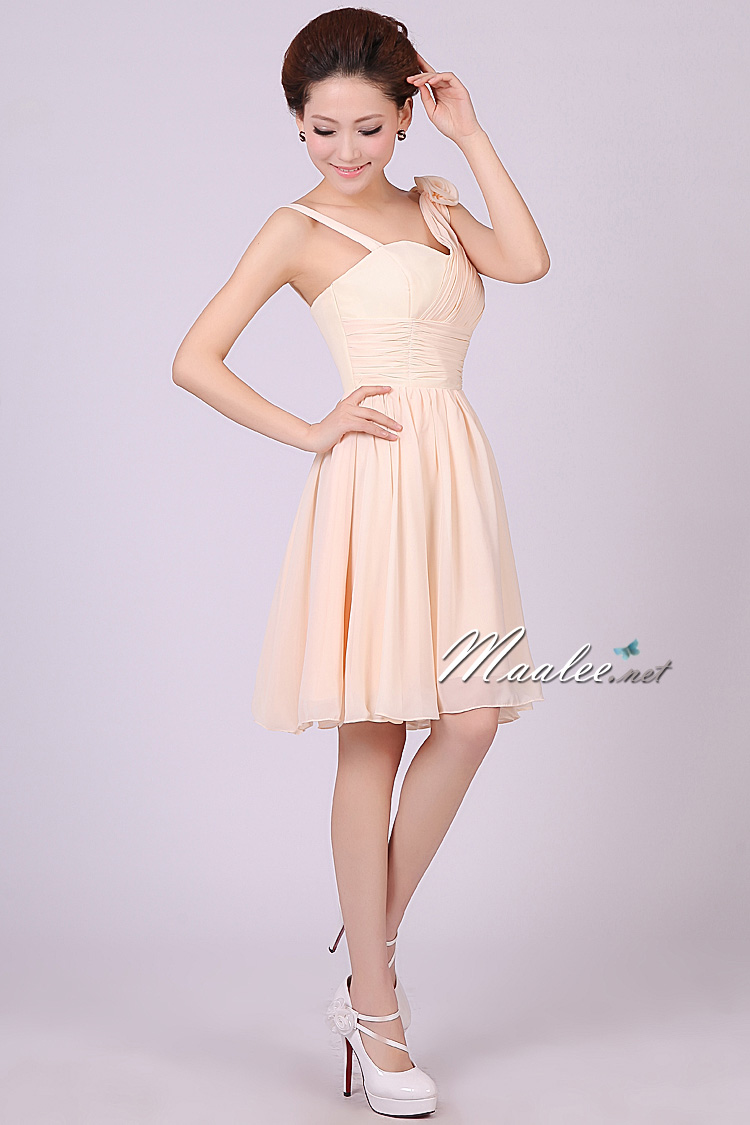 พร้อมส่ง ชุดราตรีสั้น เกาะอก ไหล่เดียว สีครีมไข่ คาดผ้าจับเดรป ทิ้งชายด้านหลัง