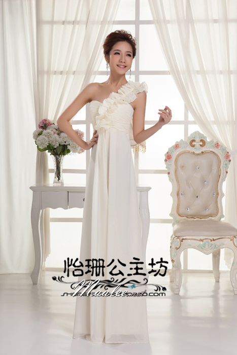 พร้อมเช่า ชุดราตรียาว ไหล่เดียว จับเดรปหน้าอก แต่งระบายช่วงไหล่ สีขาว Off white