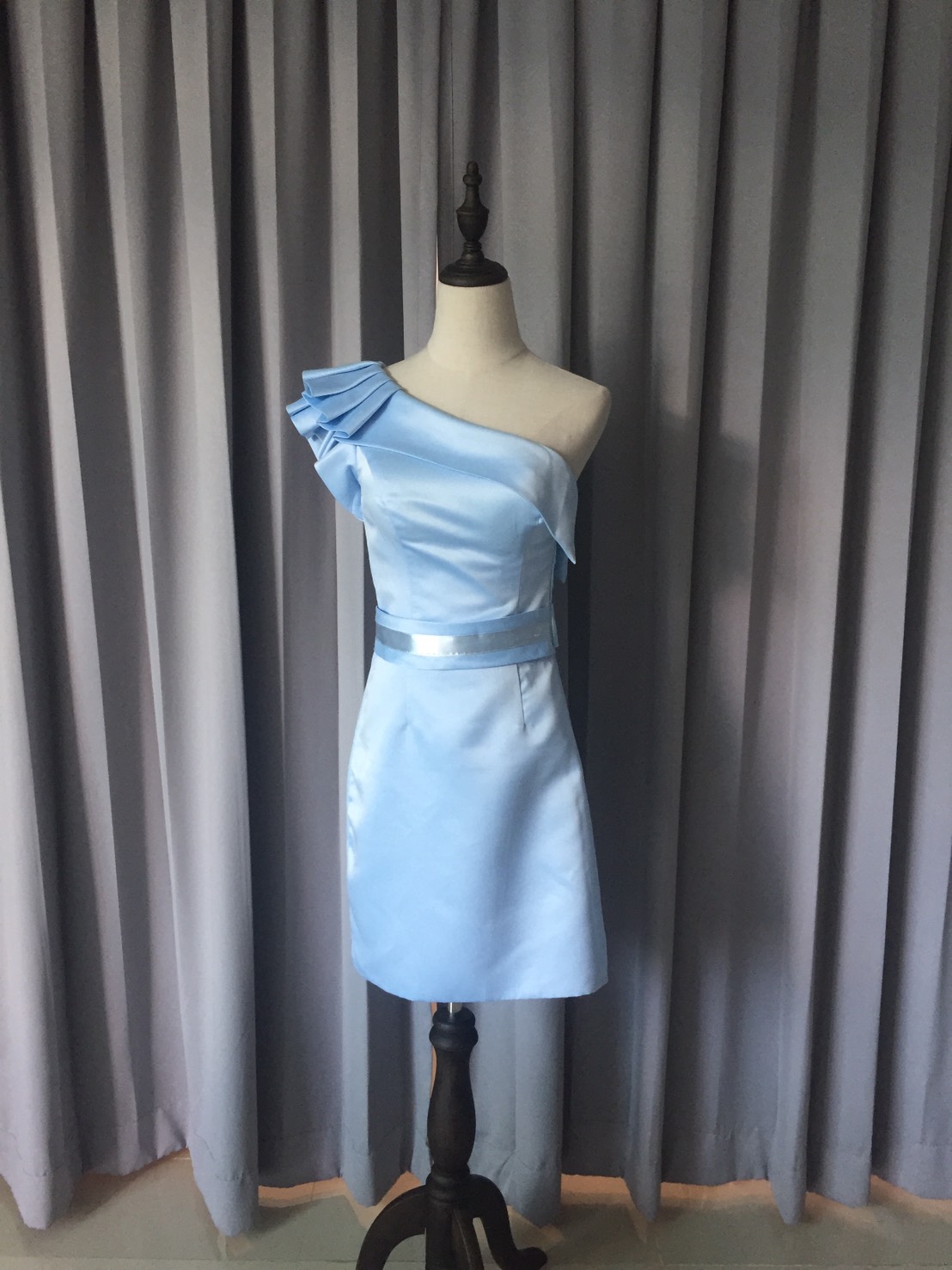 พร้อมเช่า ชุดราตรีสั้น ไหล่เดียว แต่งจีบระบายไหล่ขวา ผ้าซาตินเงา เรียบหรู (ซิปข้าง) สีฟ้า