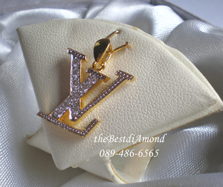 BP407+++จี้ L V+++ สัญลักษณ์สุดฮิต ไฮโซมากๆๆๆ จี้หลุยวิตตองส์ ทันสมัย หรูหรา สาวๆที่ชอบแบรนด์นี้คงไม่พลาดนะคะ งานสวยมากๆๆ