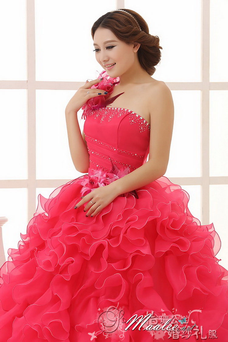 พร้อมเช่า ชุดแฟนซี ชุดราตรียาว ไหล่เฉียง สีชมพู กระโปรงระบายย้วย แต่งดอกไม้