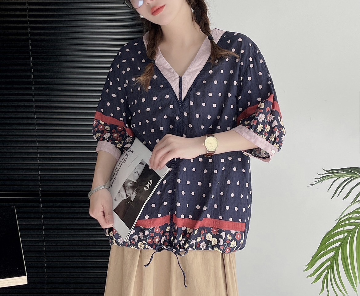 เสื้อคอวีผ้าฝ้ายลายจุดแต่งลูกไม้
