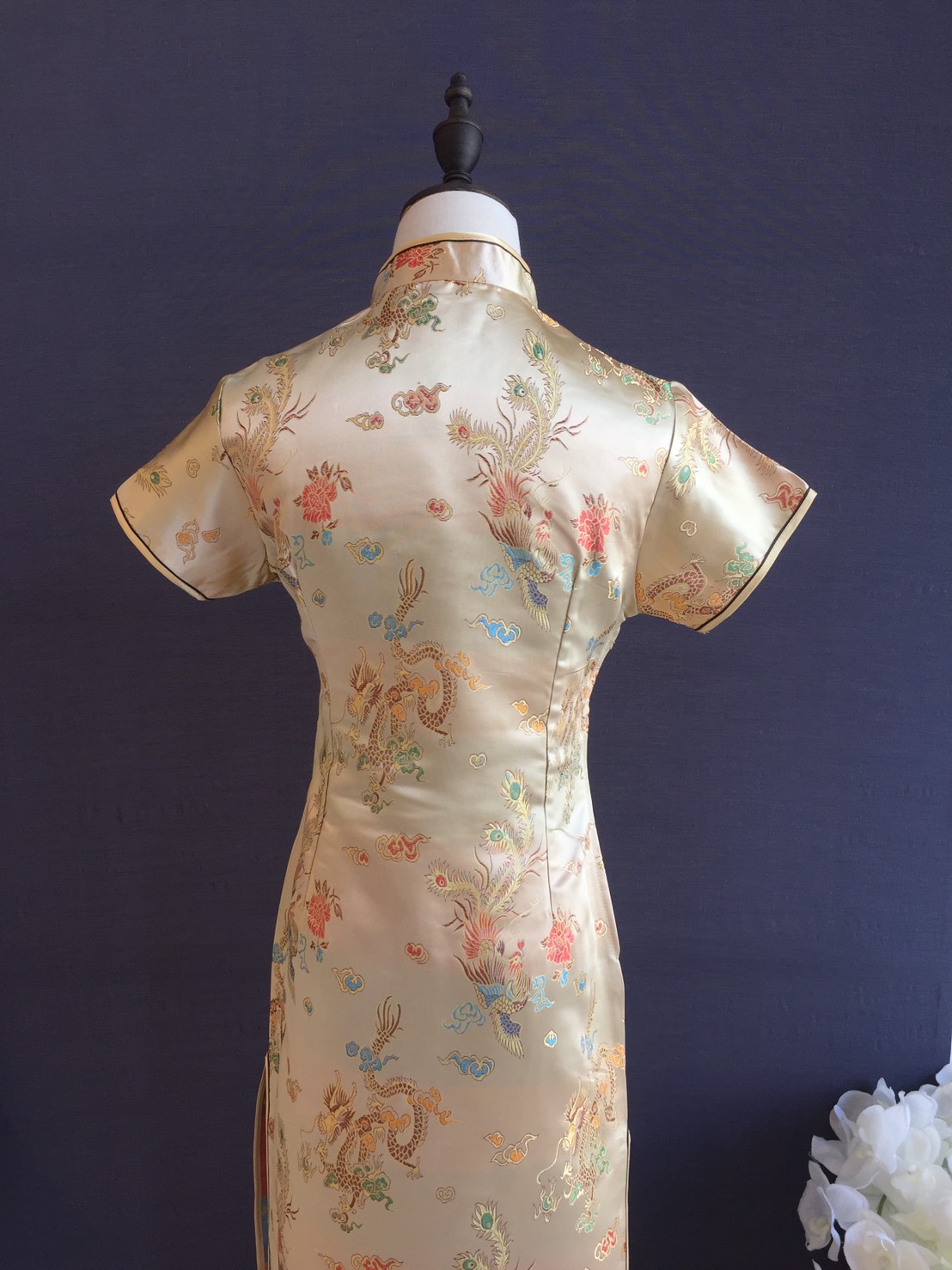 พร้อมส่ง กี่เพ้า สีทอง ลายมังกรนกฟินิกซ์ ผ้าไหมจีน กุ๊นขอบ ตัดเย็บอย่างดี