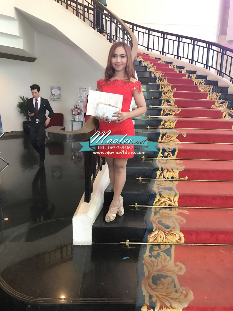 พร้อมส่ง ชุดราตรีสั้น แบบปาดไหล่เซ็กซี่ เข้ารูป สีแดง ผ้าลูกไม้ แต่งเลื่อมสุดหรู (เชือกผูกหลัง)