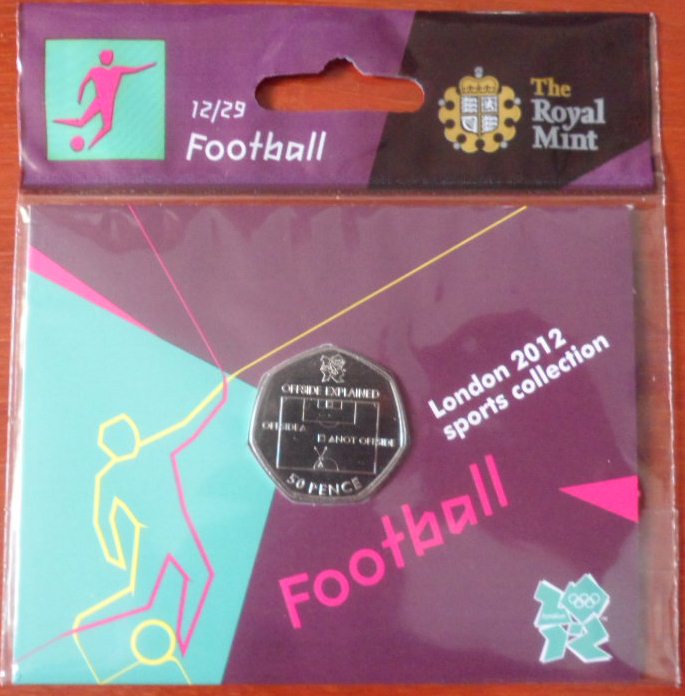 เหรียญที่ระลึก การแข่งขันกีฬาโอลิมปิก - โอลิมปิก ลอนดอน 2012; THE ROYAL MINT ชนิด 50 เพนซ์ ลายฟุตบอล ใหม่ / OLYMPICS International Sports Tournament Souvenir Coin - OLYMPICS LONDON 2012; THE ROYAL MINT 50 Pence FOOTBALL NEW